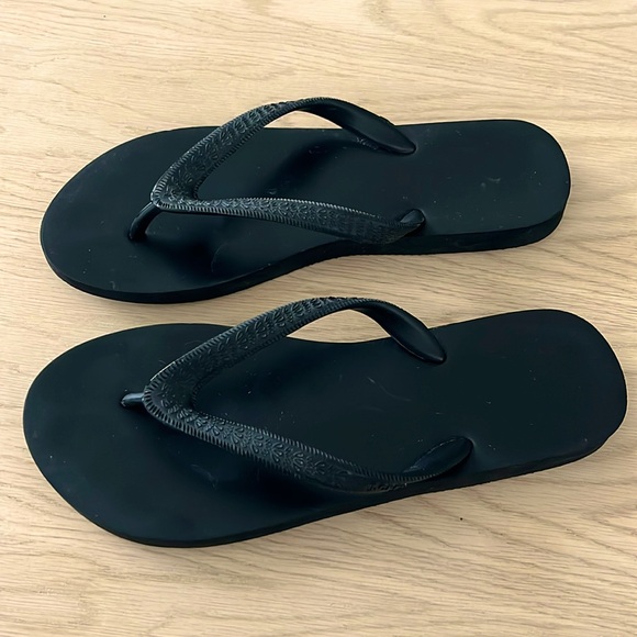 J. Crew Women’s Black Rubber Flip Flops Size 8 - Picture 2 of 7